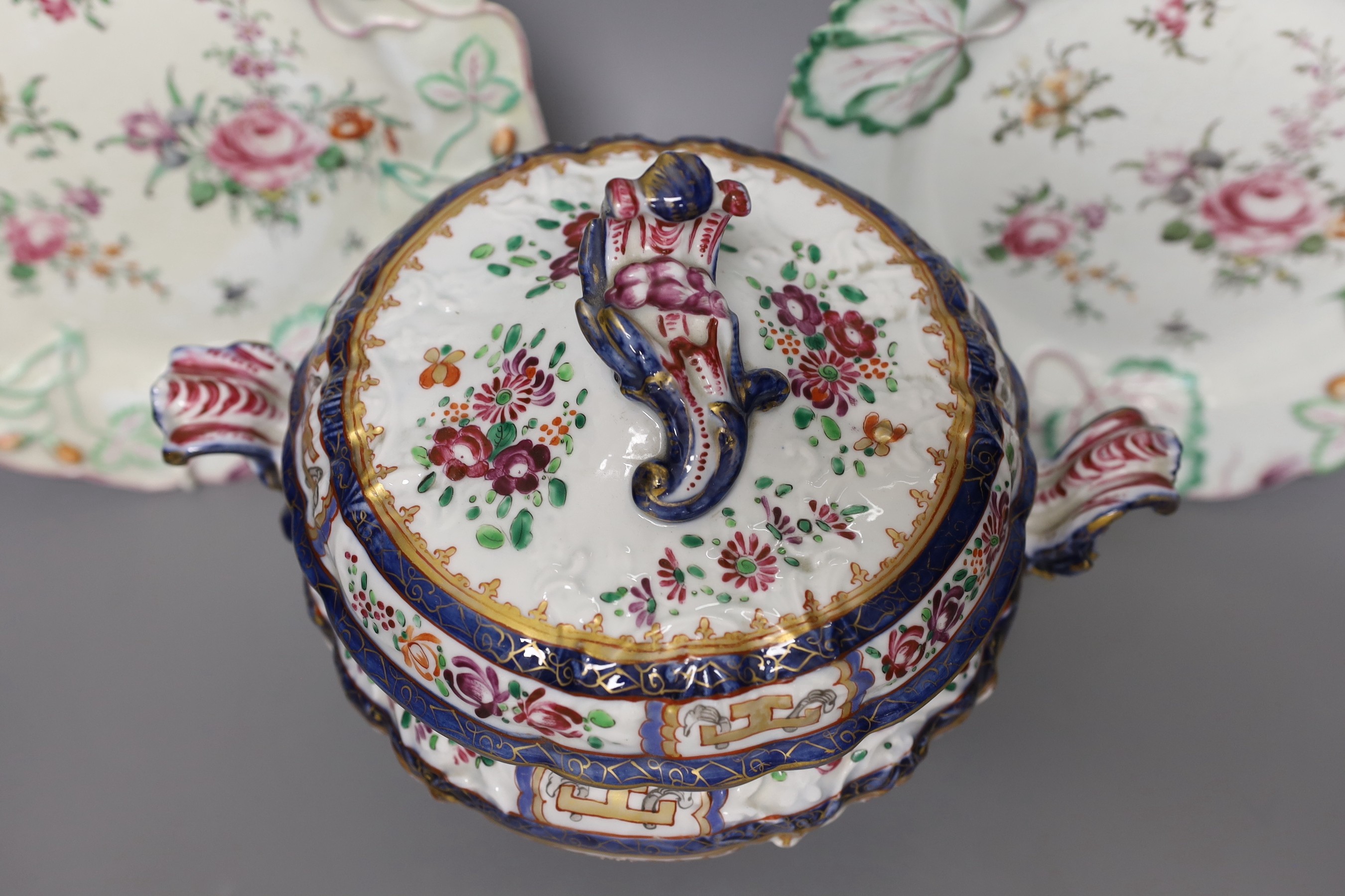 A Sampson lidded tureen and a pair of Chelsea dishes, dish diameter 23cm